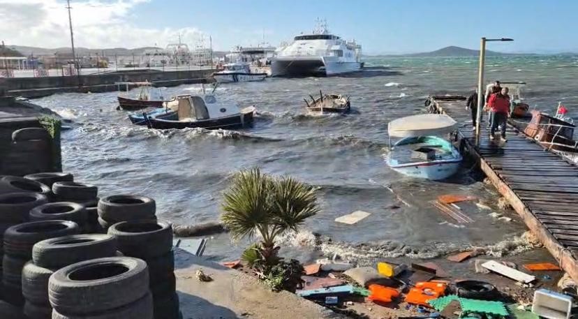 Balıkesir’in Ayvalık ilçesinde etkili olan şiddetli lodos fırtınası, deniz ve