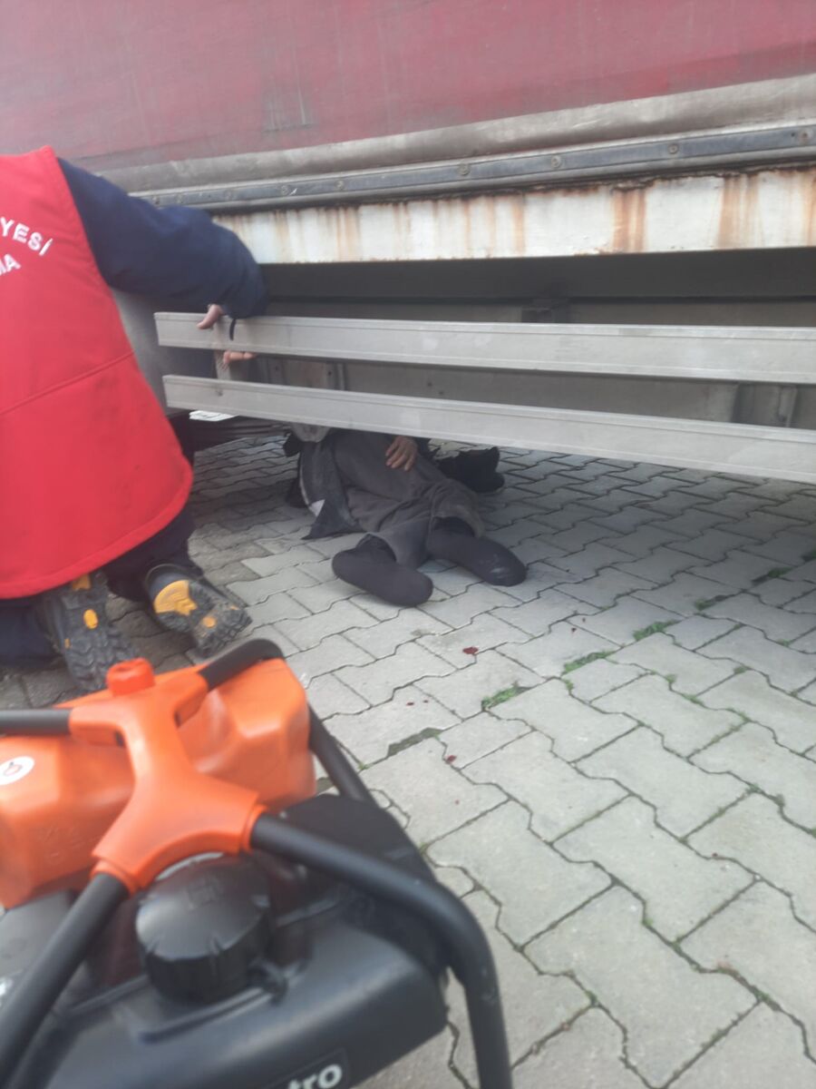 Edremit’te Vatandaş Geri Geri Gelen Kamyonun Altında Kaldı AW616273 03 - Marmara Bölge Gazetesi