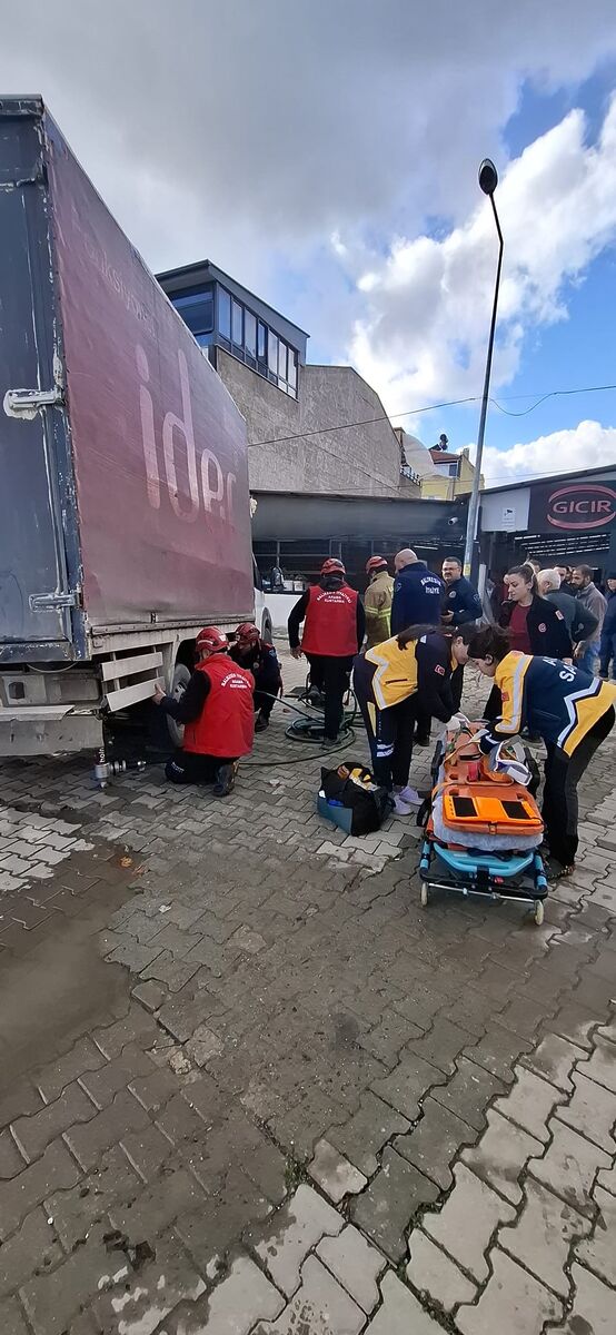 Edremit’te Vatandaş Geri Geri Gelen Kamyonun Altında Kaldı AW616273 04 - Marmara Bölge Gazetesi