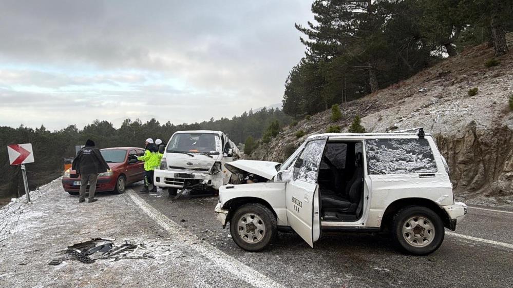 Balıkesir’de Yollar Buz Tuttu: Araçlar Çarpıştı! AW618572 01 - Marmara Bölge Gazetesi