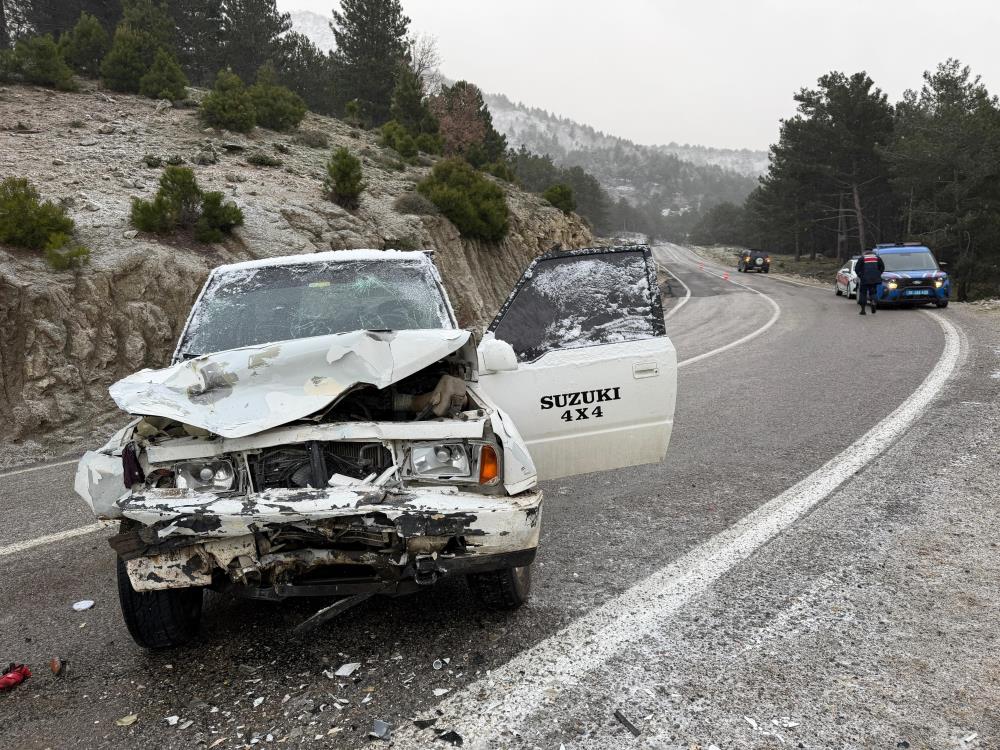 Balıkesir’in Havran ilçesinde sabah saatlerinde etkili olan buzlanma, trafik kazasını