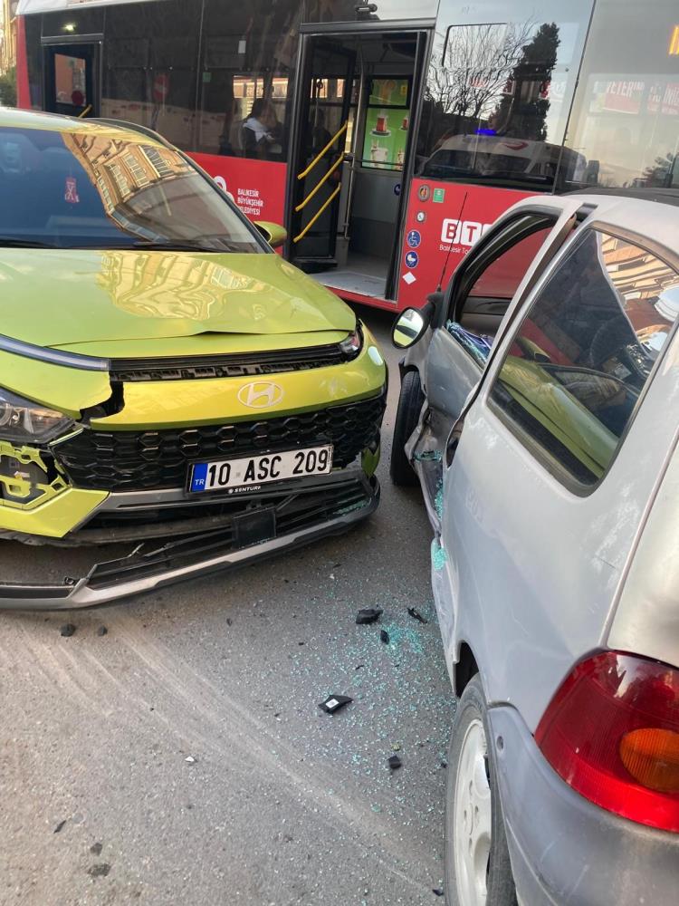 Karesi’de Kavşak Kazası: 1’i Ağır 2 Yaralı AW622377 03 - Marmara Bölge Gazetesi