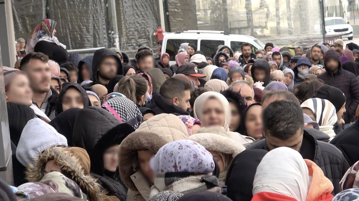 100 TL’lik Ürünler İzdihama Yol Açtı: Vatandaşlar Dondurucu Soğuğa Rağmen Saatlerce Bekledi AW622693 01 - Marmara Bölge Gazetesi