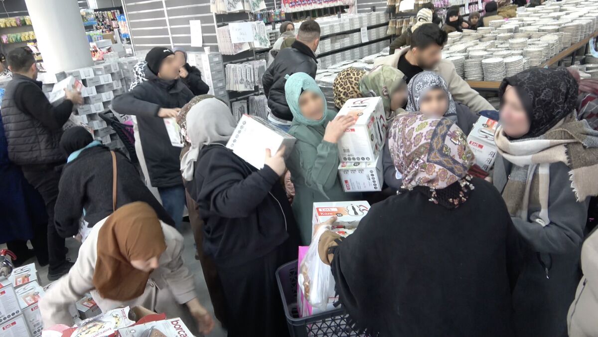 100 TL’lik Ürünler İzdihama Yol Açtı: Vatandaşlar Dondurucu Soğuğa Rağmen Saatlerce Bekledi AW622693 04 - Marmara Bölge Gazetesi