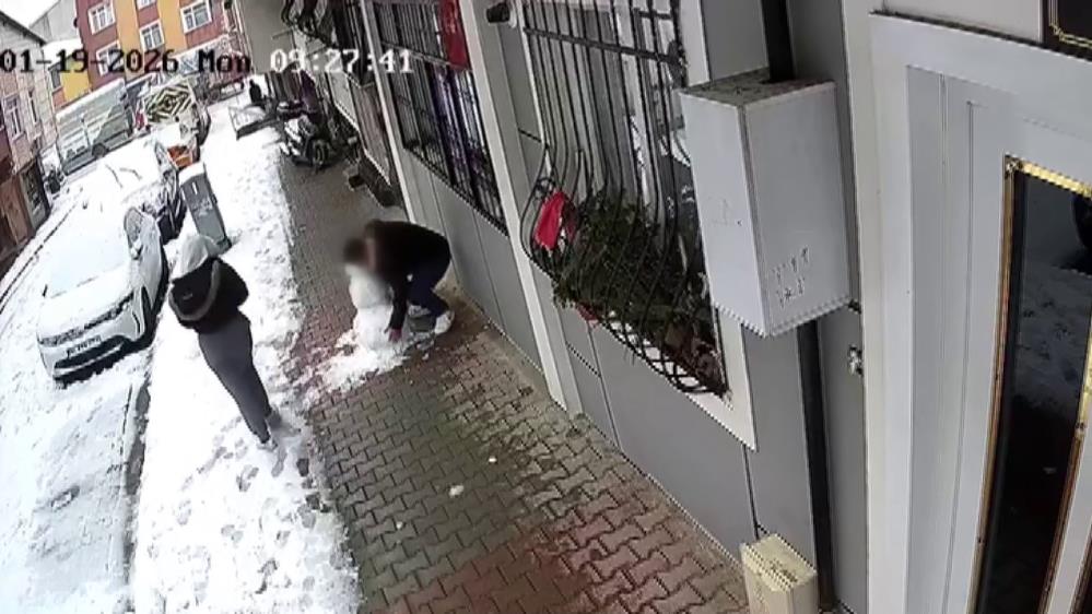 Çocukların Yaptığı Kardan Adamı Çaldı! AW623613 01 - Marmara Bölge Gazetesi
