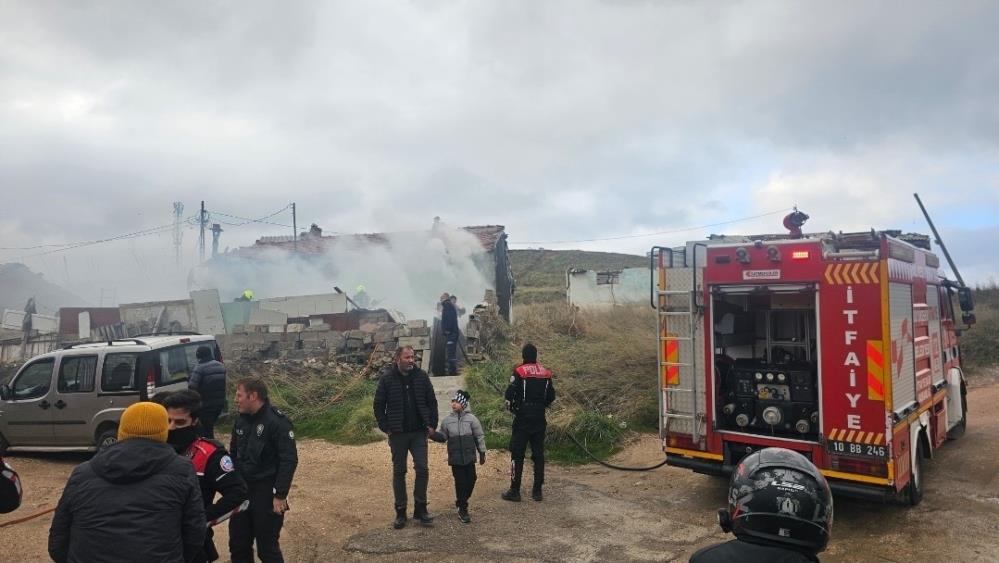 Bandırma’da Metruk Binada Yangın Çıktı AW623846 03 - Marmara Bölge Gazetesi