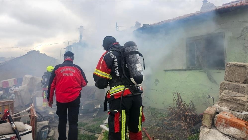 Bandırma’da Metruk Binada Yangın Çıktı AW623846 05 - Marmara Bölge Gazetesi