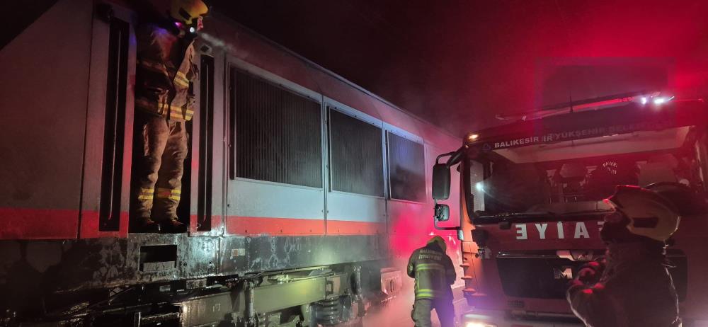 Balıkesir’in Susurluk ilçesinde seyir halindeki yük treninde çıkan yangın, ekiplerin