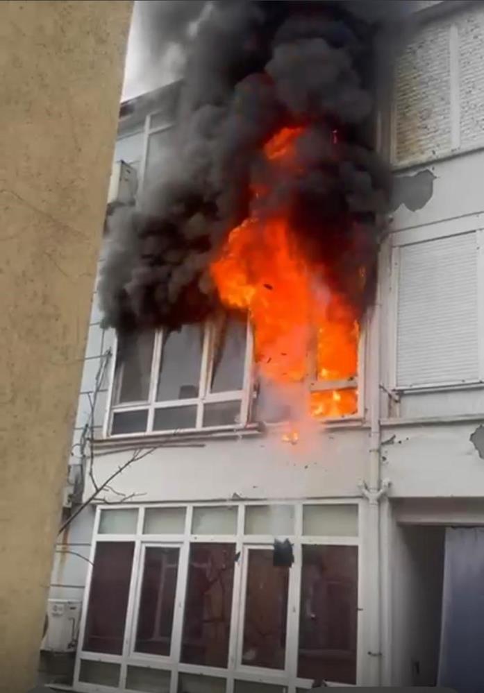 Balıkesir’in Ayvalık ilçesinde bir apartman dairesinde çıkan yangın, buzdolabı motorunun