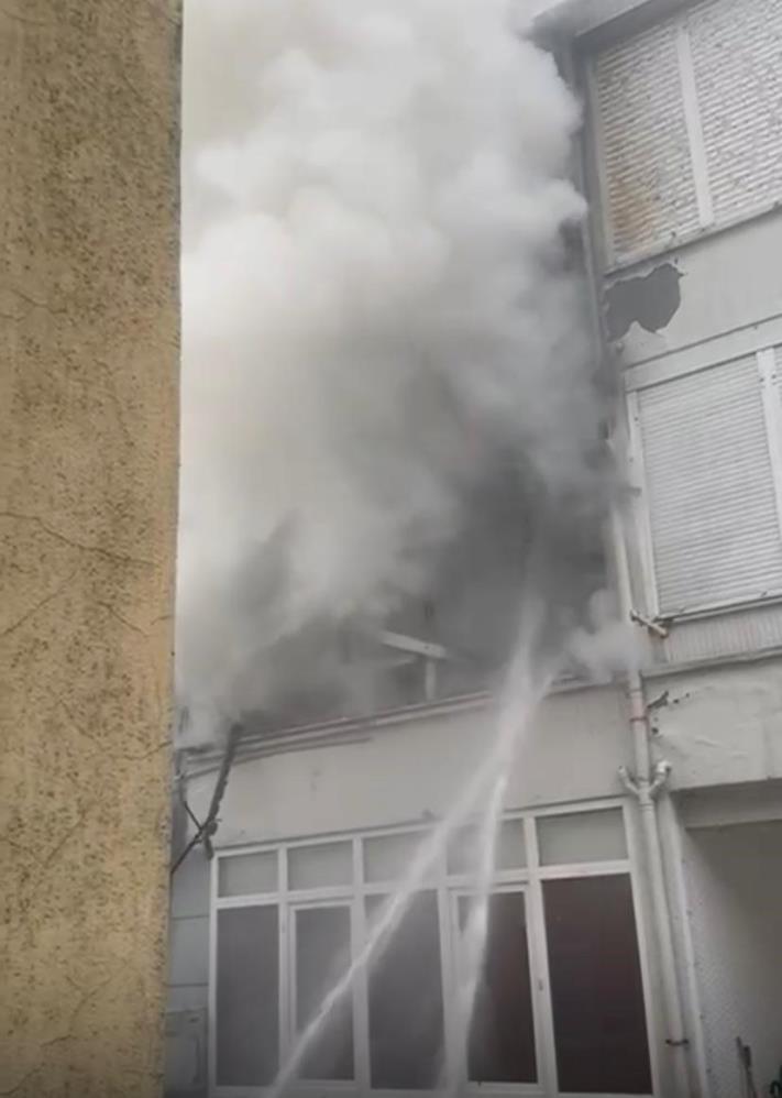 Ayvalık’ta Yangın! Buzdolabının Motoru Patladı! AW625151 04 - Marmara Bölge Gazetesi