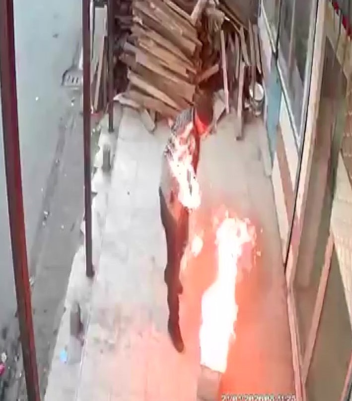 Benzin Döküp Ateş Yaktı, Son Anda Kendini Kurtardı! AW625963 02 - Marmara Bölge Gazetesi