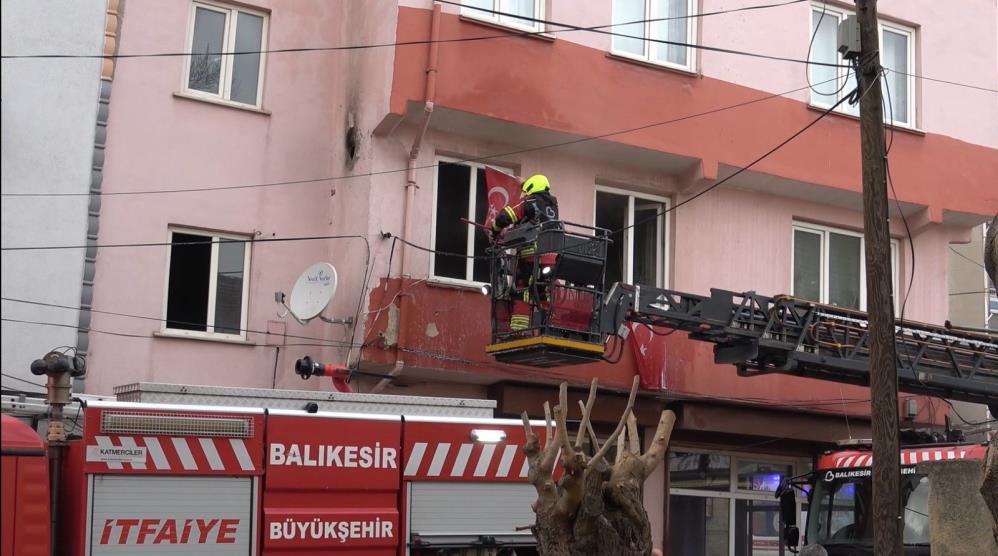 Ev Alev Alev Yandı, İtfaiye Bayrağı Kurtardı! AW626563 03 1 - Marmara Bölge Gazetesi