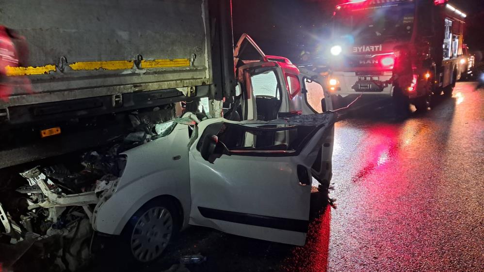 Balıkesir’de sabaha karşı meydana gelen trafik kazasında, seyir halindeki bir