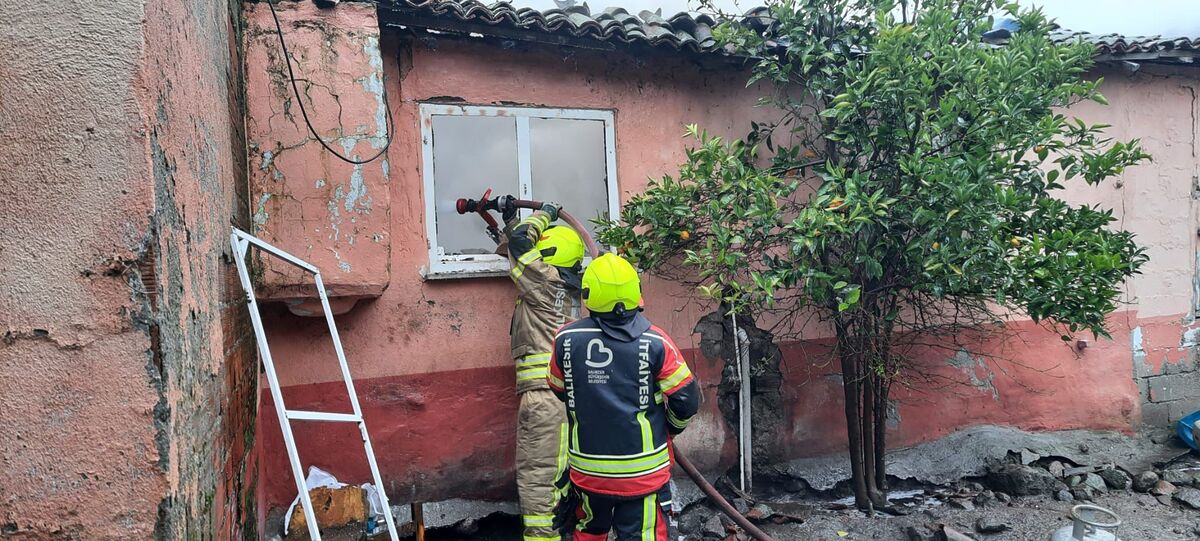 Gönen’de Müstakil Ev Kül Oldu! AW626891 03 - Marmara Bölge Gazetesi