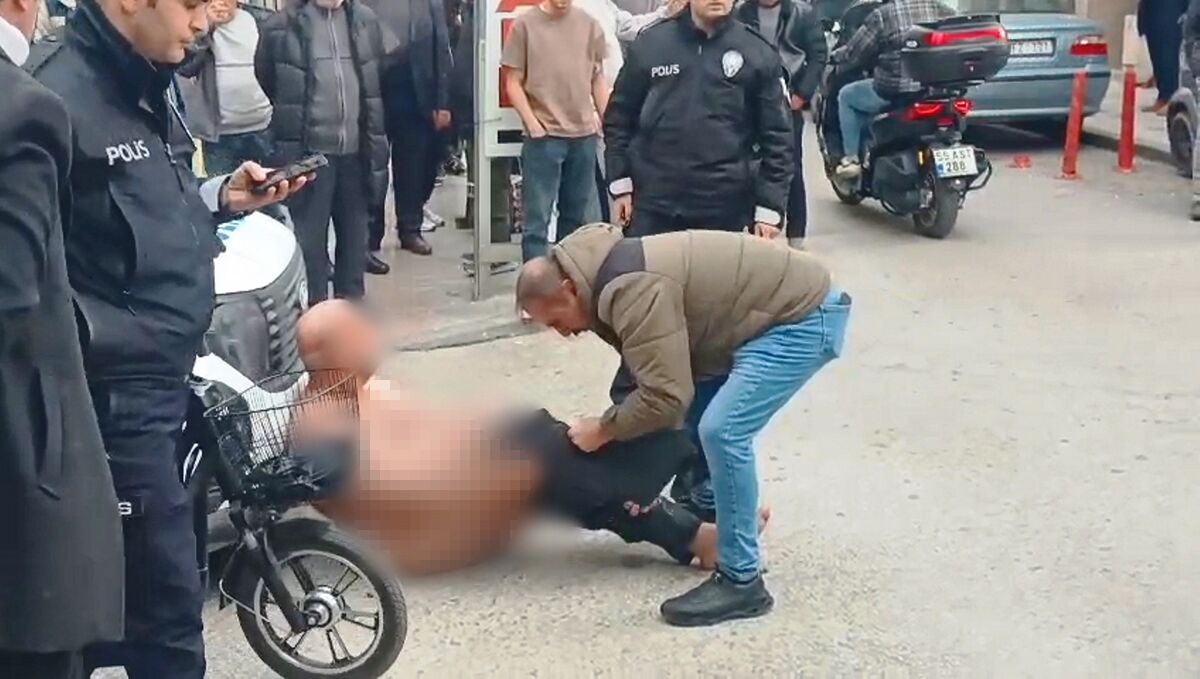 Cadde Ortasında Çırılçıplak Gezdi AW628055 01 - Marmara Bölge Gazetesi