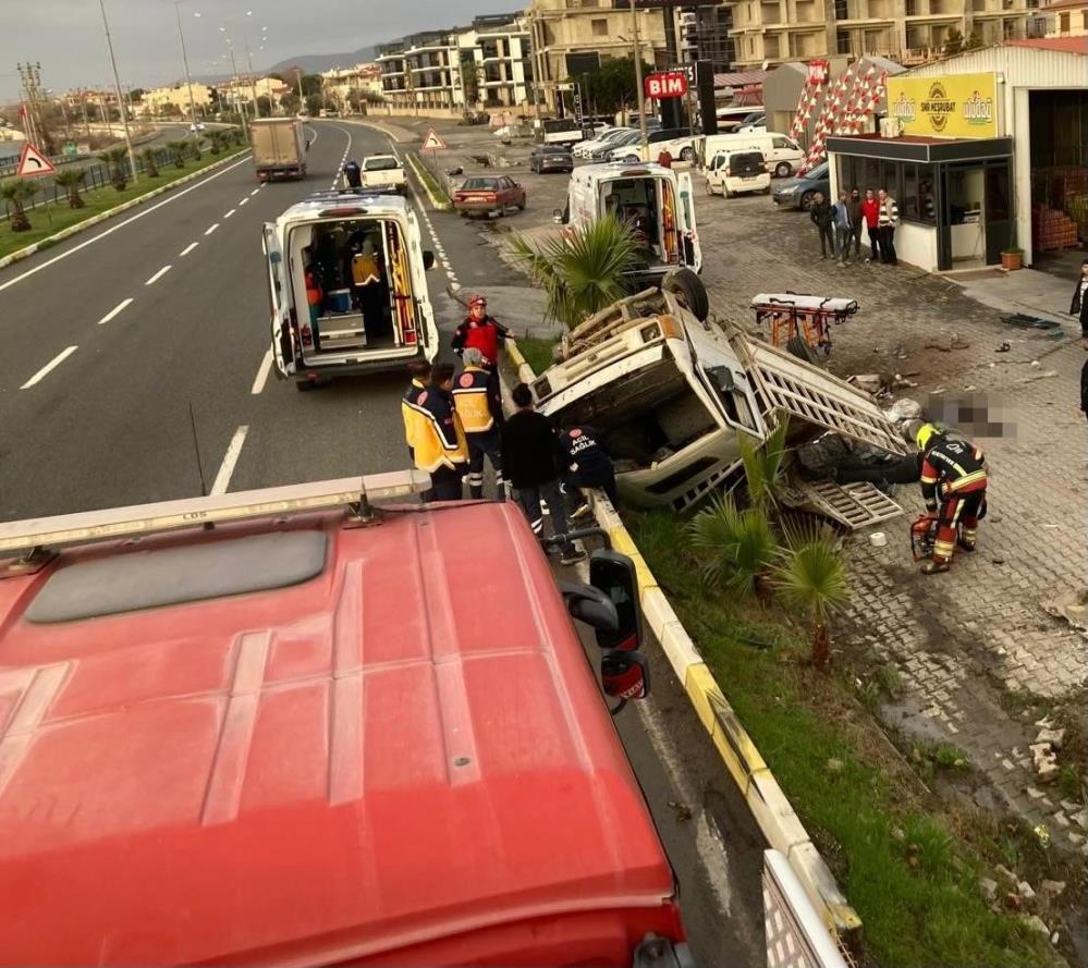 Edremit’te Kamyonet Bariyerlere Girdi! 2 Ölü! AW628359 01 - Marmara Bölge Gazetesi