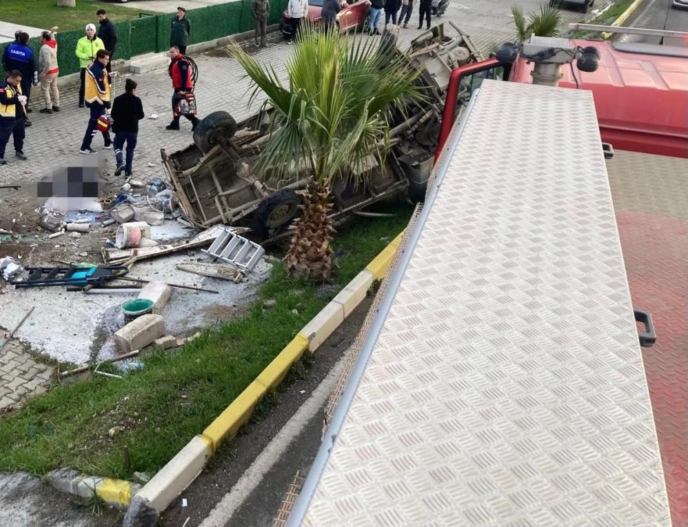 Edremit’te Kamyonet Bariyerlere Girdi! 2 Ölü! AW628359 03 - Marmara Bölge Gazetesi