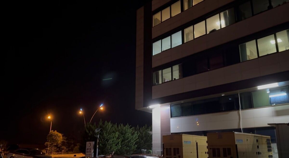 Bandırma’da Hastane Önü Çöplüğe Döndü! AW629045 03 - Marmara Bölge Gazetesi