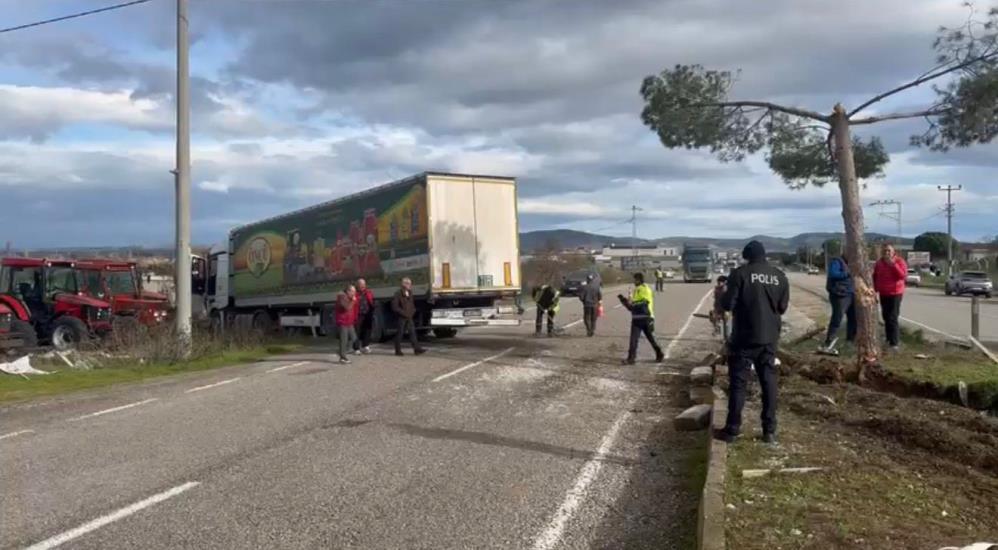 Balıkesir’de Tır Şarampole Uçtu! AW629060 02 - Marmara Bölge Gazetesi
