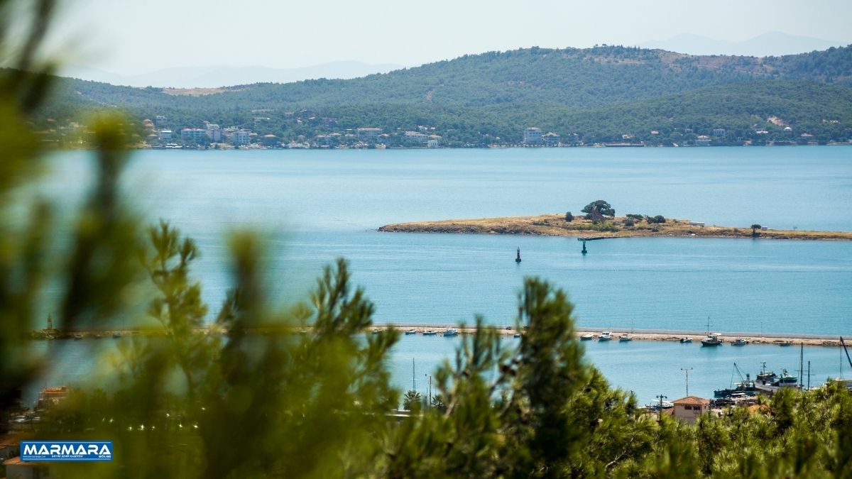Balıkesir’in Ayvalık ilçesi sınırlarında yer alan Karaağaç Koyu, doğallığını bugüne