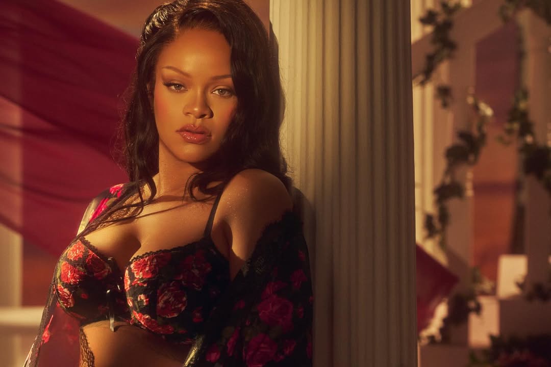 Üçüncü çocuğunu dünyaya getirdikten sonra sessizliğini bozan Rihanna, 14 Şubat’a