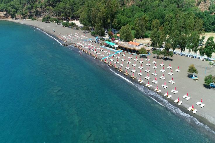 Doğal yapısını büyük ölçüde koruyan İnlice Plajı, berrak denizi ve