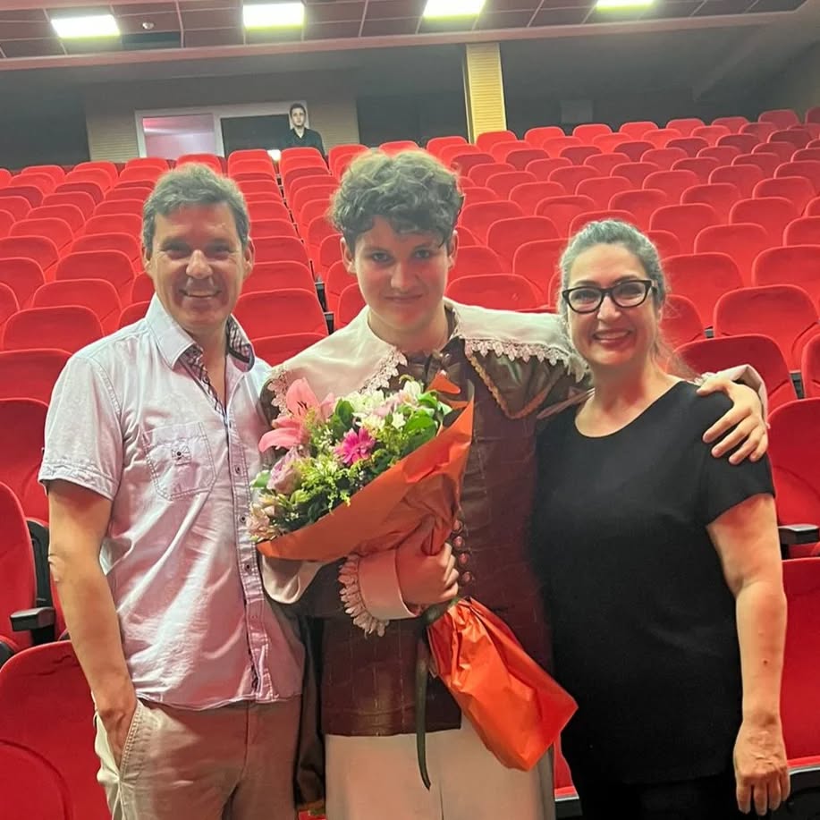 Taşacak Bu Deniz Şükriye Diziden Ayrıldı! Bugun oglumuzun oyununu izledik.Hamlet .Guzel bir performansdi. Gurur duyduk💞💞💞 - Marmara Bölge Gazetesi
