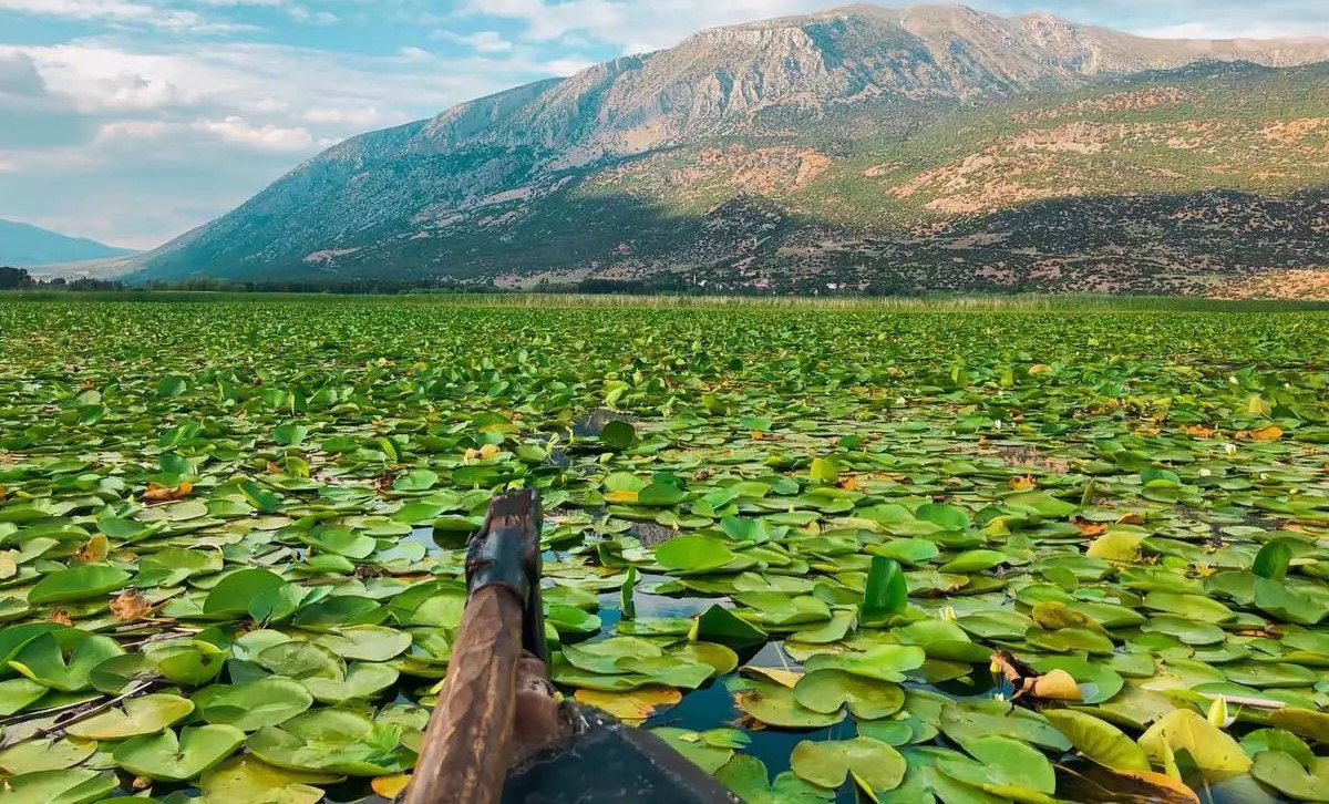 Denizli’nin Çivril ilçesinde, 800 metre rakımda konumlanan Işıklı Gölü, doğayla