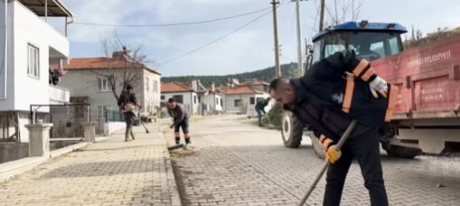 Sındırgı Belediyesi, ilçenin farklı noktalarında yürüttüğü bakım, temizlik ve altyapı