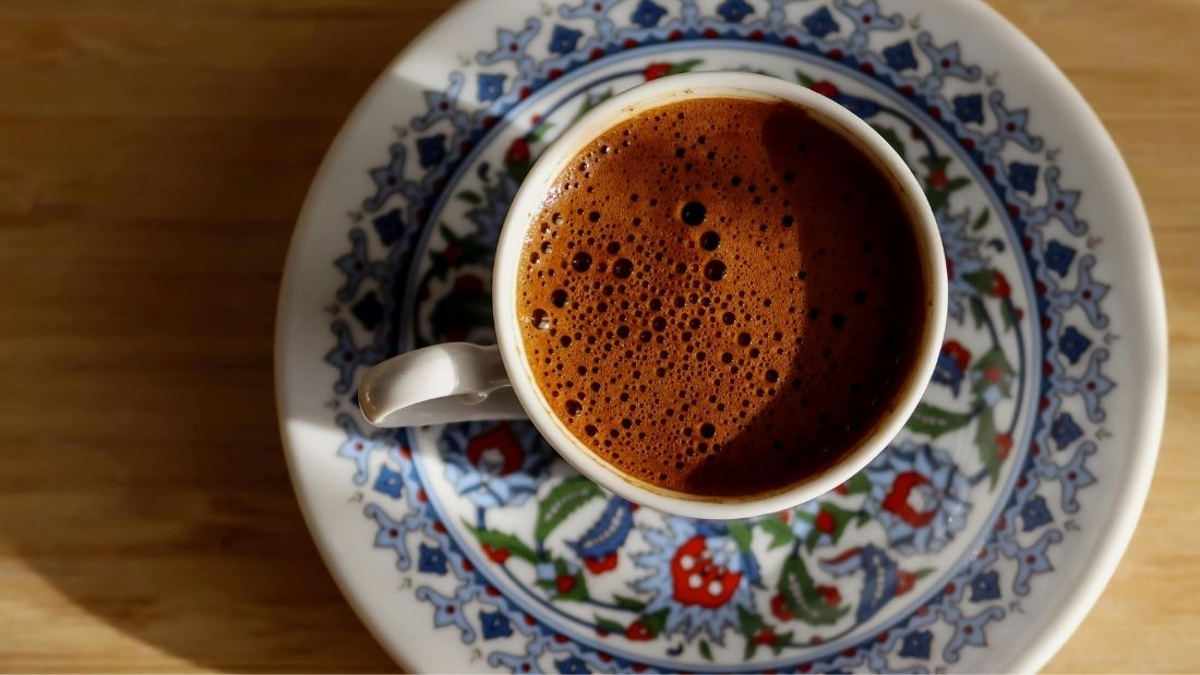 Türk kahvesi, içerdiği kafein nedeniyle birçok kişi tarafından “uyku kaçıran”
