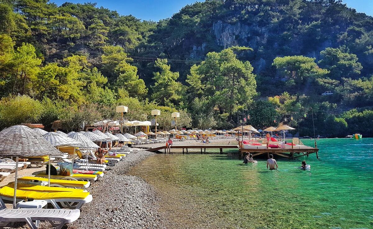 Muğla’nın kalabalıktan uzak kalan Çınar Plajı, berrak denizi ve doğal