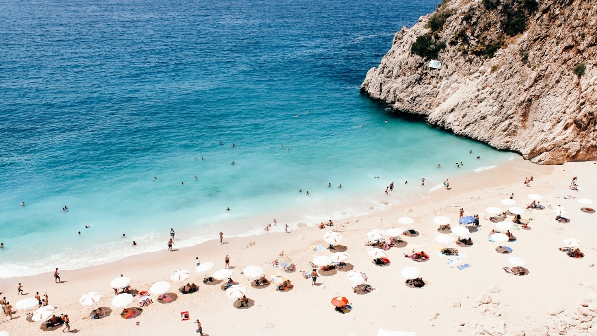 Antalya’nın Alanya ilçesinde bulunan Keykubat Plajı, berrak denizi, ipeksi dokudaki