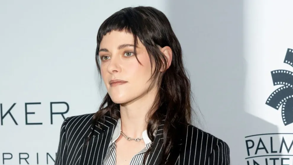 Kristen Stewart, kış ortasında tercih ettiği transparan kombiniyle soğuk havaya