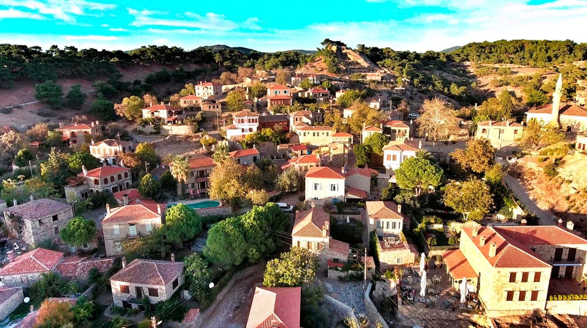 Kazdağları’nın serin rüzgârlarını arkasına alan Adatepe Köyü, taş sokakları, korunmuş
