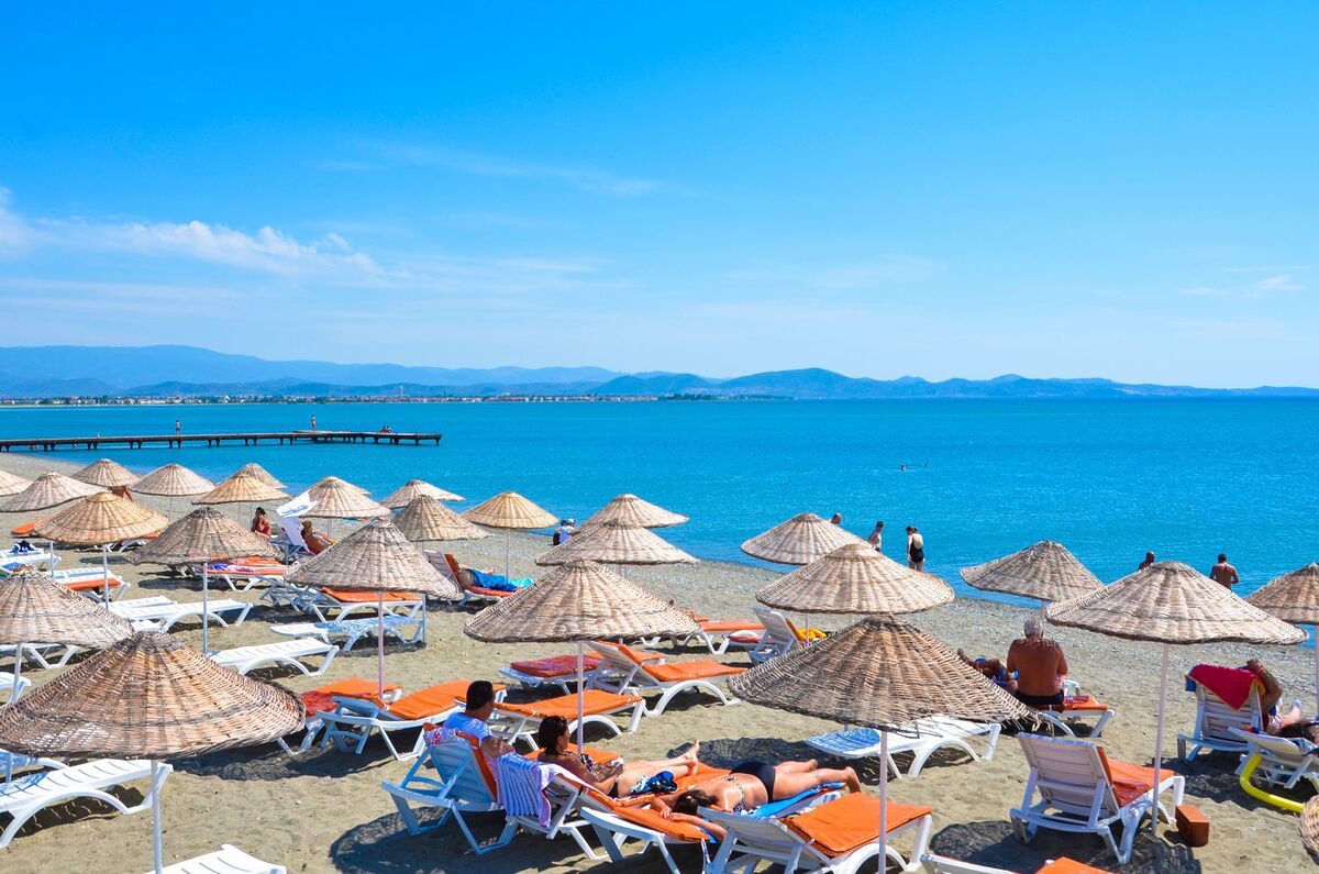 Edremit Altınkum Plajı, ince kumlu sahili ve sığ deniziyle yaz