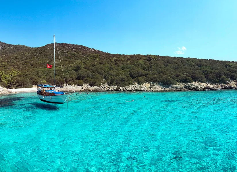 Muğla’nın saklı güzellikleri arasında yer alan Akvaryum Koyu, cam gibi