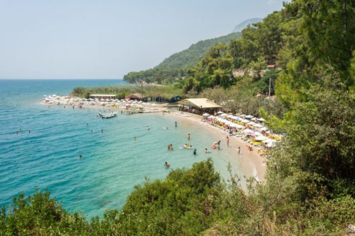 Muğla’nın Ula ilçesine bağlı Akyaka Plajı, berrak denizi, serin suları