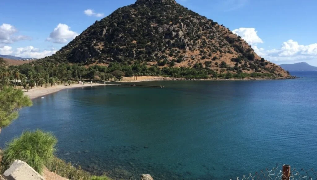 Muğla’nın Bodrum ilçesinde yer alan Aspat Plajı, sakin atmosferi, berrak