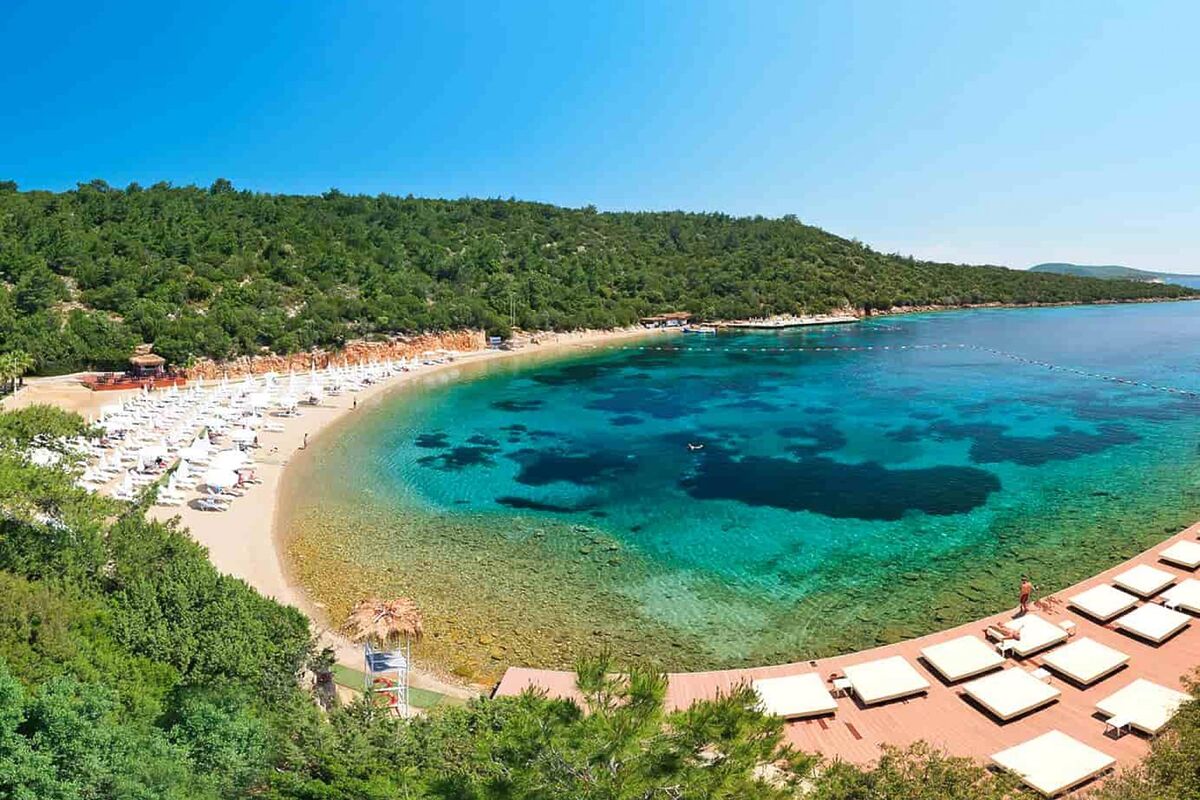 Muğla’nın Yalıçiftlik Sahili, berrak denizi ve sakin atmosferiyle kalabalıktan uzak