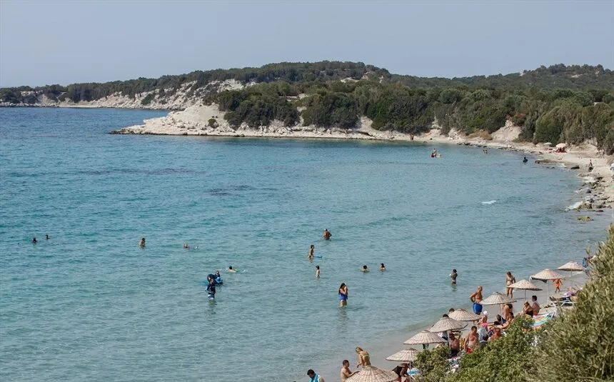 İzmir’in kuzeyinde konumlanan Dikili, Çeşme ve Alaçatı’nın yoğunluğundan uzaklaşmak isteyen