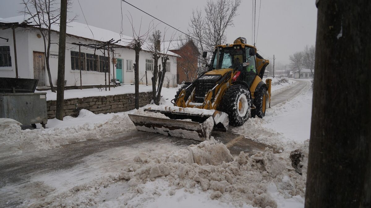 Balıkesir’de Kar Alarmı: Ekipler 7/24 Sahada f5dd0041 d0a8 4e93 877b f9b3b5c834da - Marmara Bölge Gazetesi