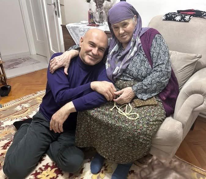 İYİ Parti Balıkesir Milletvekili Dr. Turhan Çömez, anne acısıyla sarsıldı.