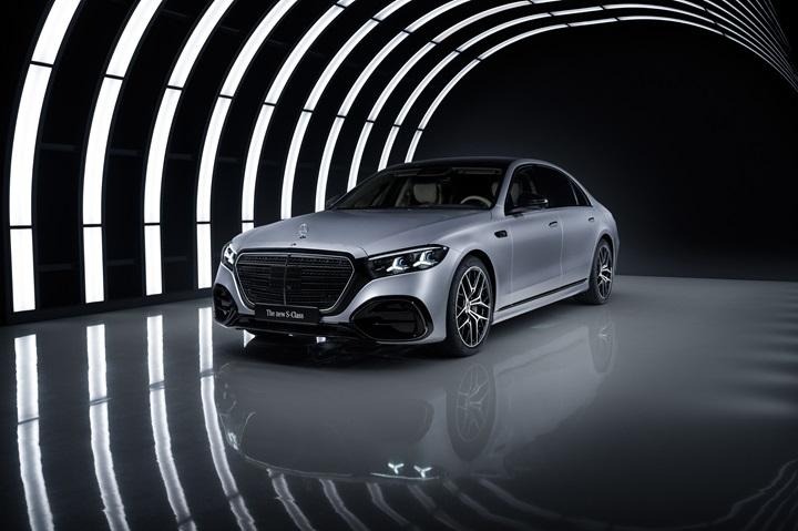 Mercedes-Benz, amiral gemisi modeli S-Serisini kapsamlı bir makyajdan geçirerek otomobil