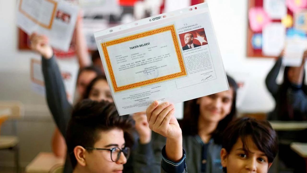 Milyonlarca öğrenci ve veli yaz tatili için geri sayıma başladı.