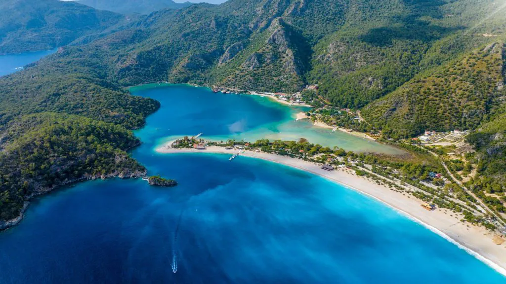 Muğla’nın Fethiye ilçesinde yer alan Kumburnu Plajı, turkuaz rengi denizi