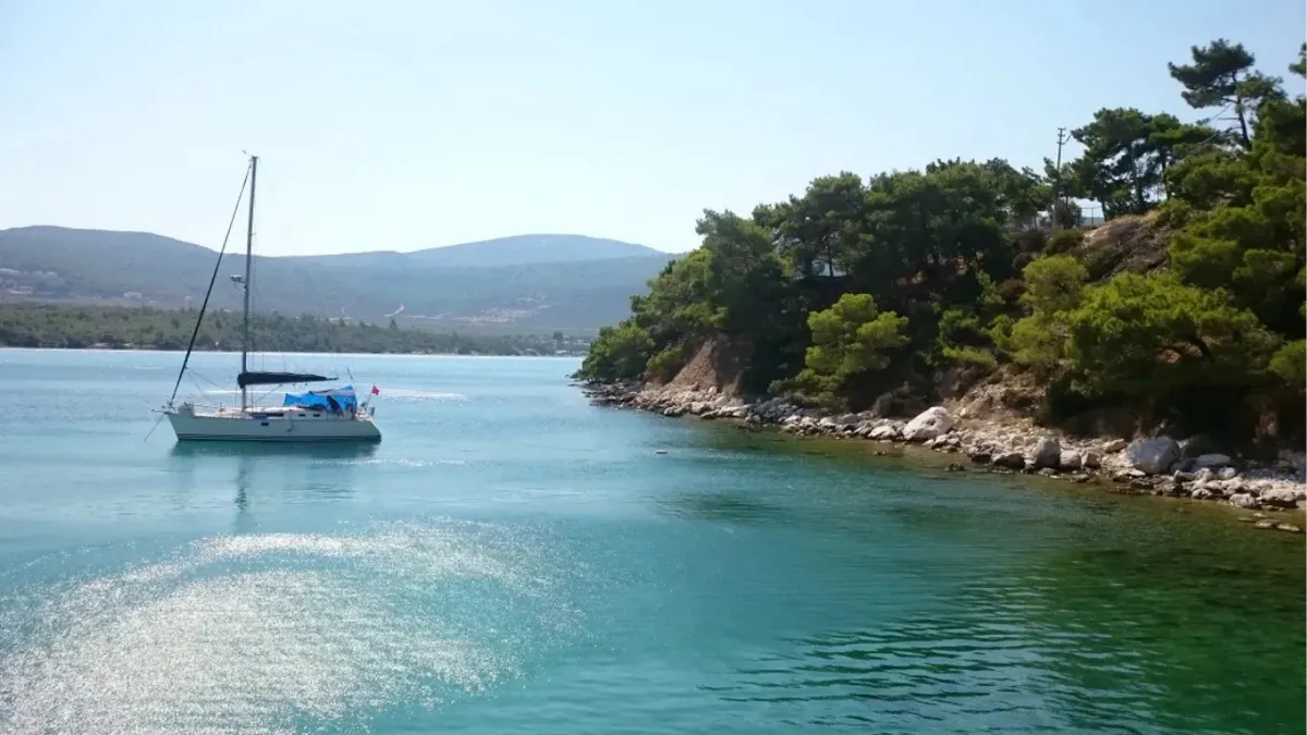 İzmir’in saklı kalmış cennetlerinden biri olan Manal Koyu, son dönemde