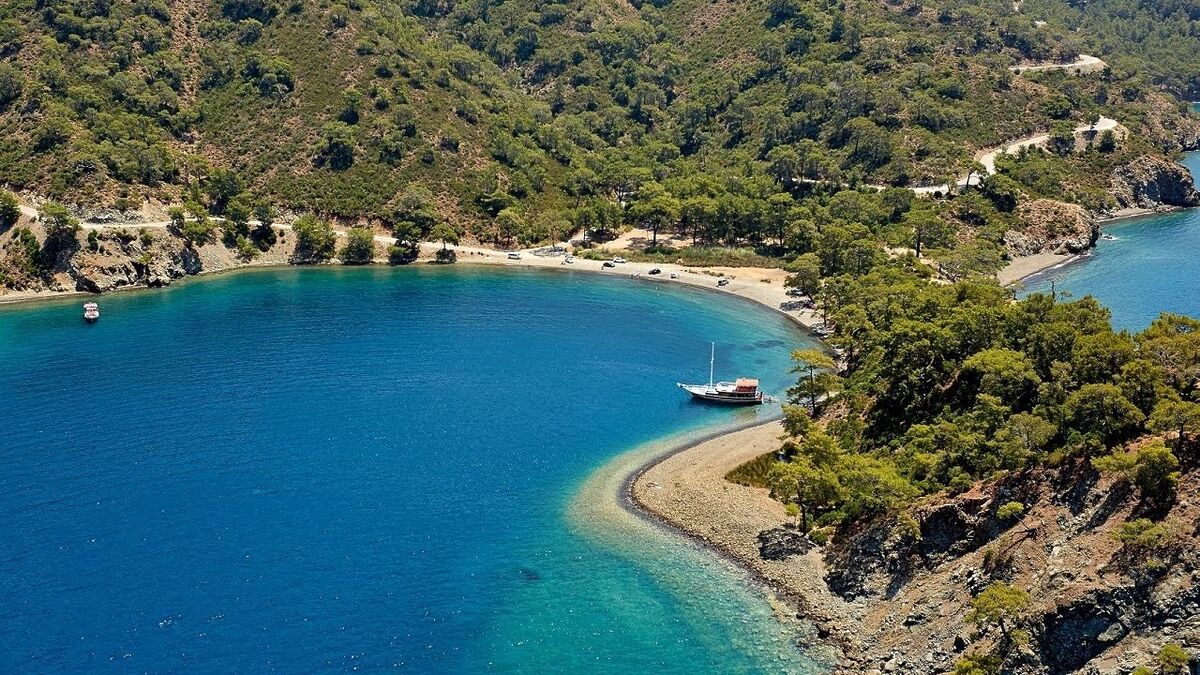 Muğla’nın Fethiye ilçesinde yer alan Büyük Boncuklu Koyu, berrak denizi