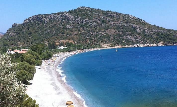 Muğla’nın Datça Yarımadası’nda yer alan Ovabükü Plajı, berrak denizi ve