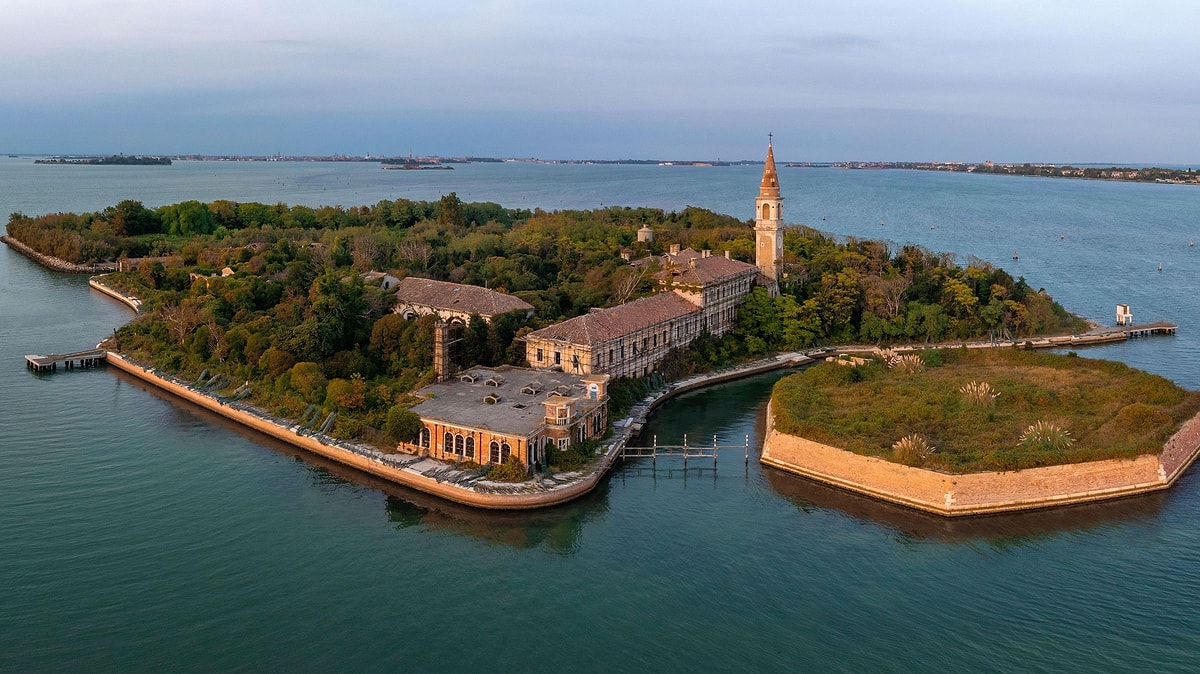 İtalya’nın turizm cenneti Venedik’e yalnızca birkaç kilometre uzaklıkta bulunan Poveglia