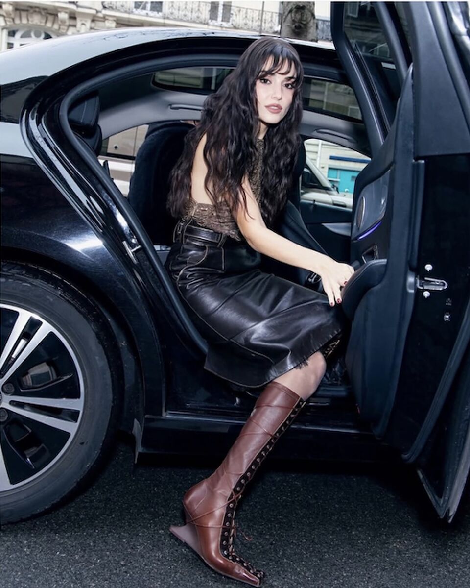 Hande Erçel Yine Olay Oldu! Paris’te Giydiği Botlar Servet Değerinde s 802d3db3d630ae6f2f9e8de803357a952f00e207 - Marmara Bölge Gazetesi